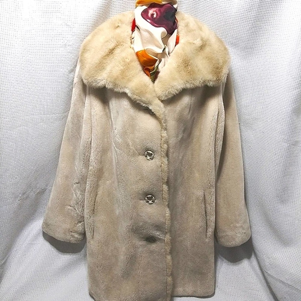 VINTAGE Deluxe Fur-like COAT Cream Beige Ivory Gold Buttons Superior Fabric RARE - Picture 2 of 14